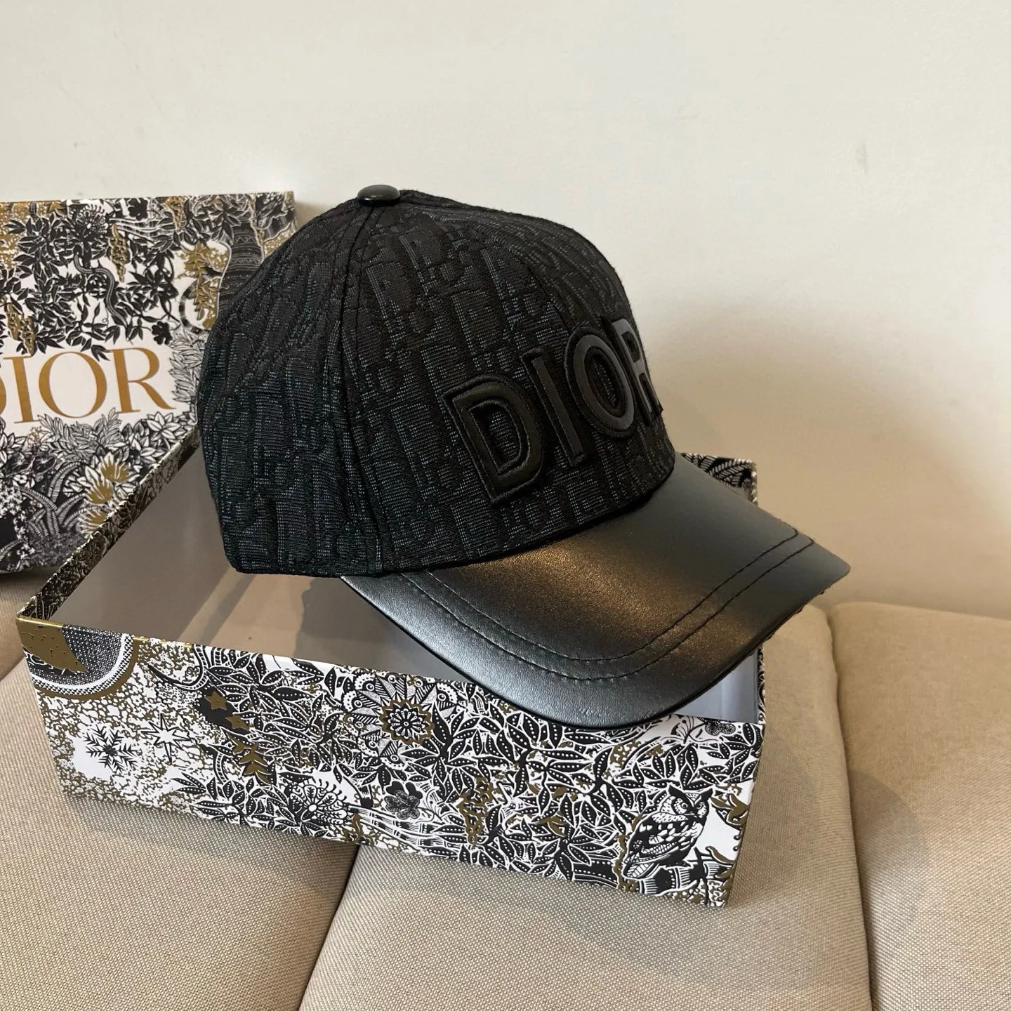 P60 [DIOR Dior] new popular simple baseball cap 🧢, new model shipped, big brand style is super easy to match, hurry up and get it!