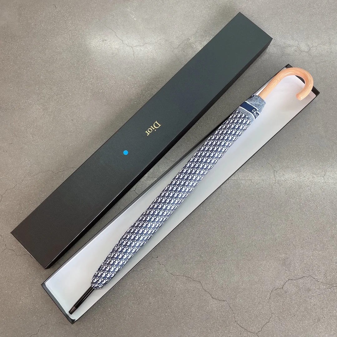 P160 Dior long umbrella is definitely a great benefit for consumers this year. A product not to be missed by Dior enthusiasts. Comes with high-end original packaging🔥🔥The same style as popular stars. Fully automatic one-click opening. Elegant solid wood handle. Luxurious and comfortable. Great grip. Alkaline-free fiber ribs have large-angle bending resistance. Very strong and flexible. Strong wind resistance. Unique pattern luxury highlights taste. Grand and exquisite. New coating technology umbrella cloth brings surprising shading effect. Better sun protection and heat insulation performance. Just flick it. The water-repellent effect is visible. The metal umbrella cap is integrated and more wear-resistant than plastic umbrella caps. It brings you higher specifications and better enjoyment. Comes with a gift box.