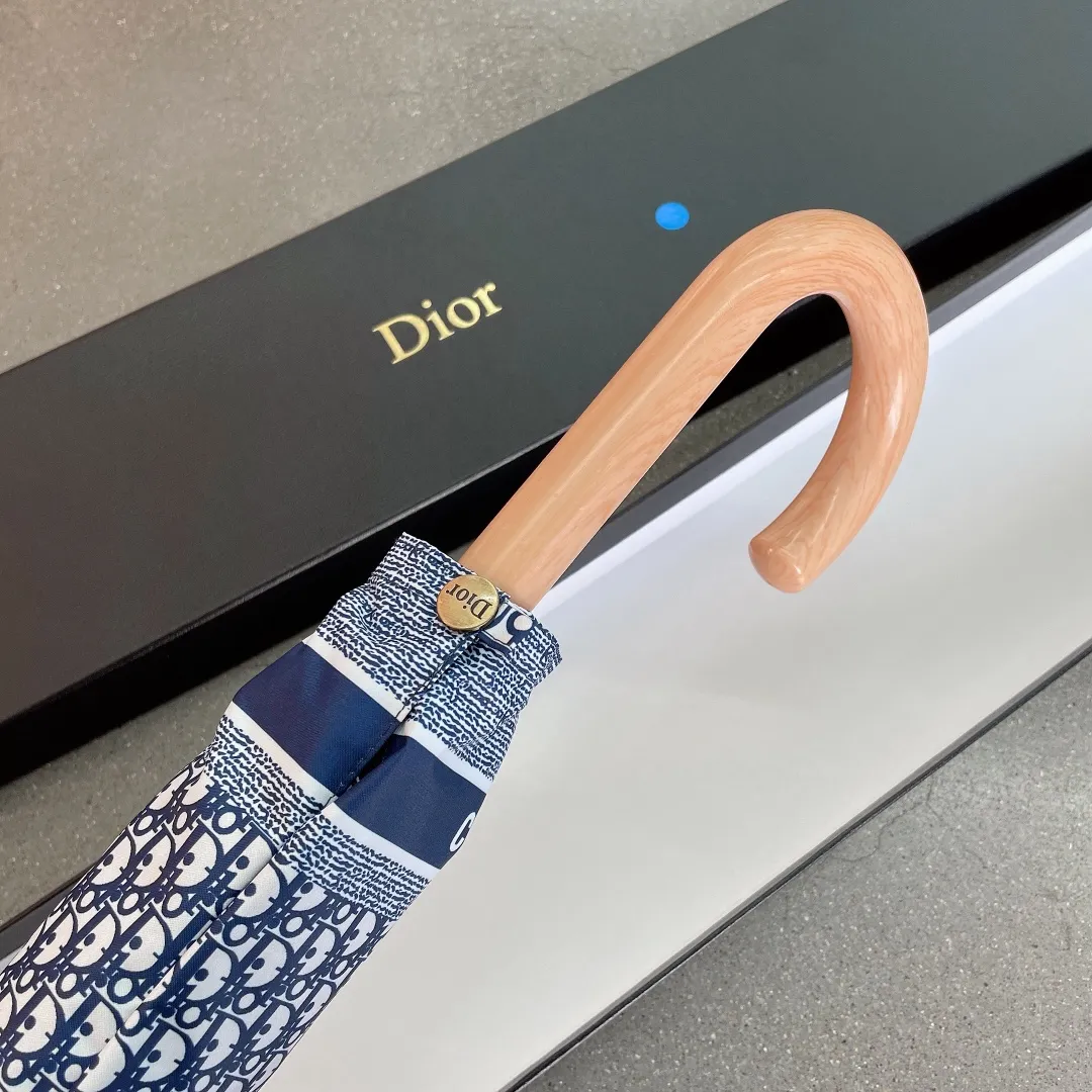 P160 Dior long umbrella is definitely a great benefit for consumers this year. A product not to be missed by Dior enthusiasts. Comes with high-end original packaging🔥🔥The same style as popular stars. Fully automatic one-click opening. Elegant solid wood handle. Luxurious and comfortable. Great grip. Alkaline-free fiber ribs have large-angle bending resistance. Very strong and flexible. Strong wind resistance. Unique pattern luxury highlights taste. Grand and exquisite. New coating technology umbrella cloth brings surprising shading effect. Better sun protection and heat insulation performance. Just flick it. The water-repellent effect is visible. The metal umbrella cap is integrated and more wear-resistant than plastic umbrella caps. It brings you higher specifications and better enjoyment. Comes with a gift box.