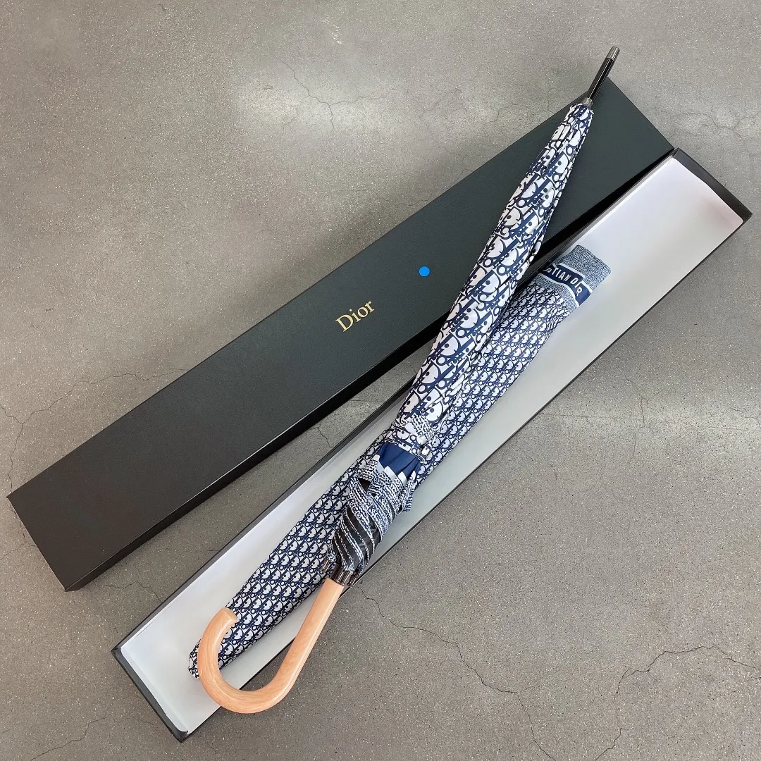 P160 Dior long umbrella is definitely a great benefit for consumers this year. A product not to be missed by Dior enthusiasts. Comes with high-end original packaging🔥🔥The same style as popular stars. Fully automatic one-click opening. Elegant solid wood handle. Luxurious and comfortable. Great grip. Alkaline-free fiber ribs have large-angle bending resistance. Very strong and flexible. Strong wind resistance. Unique pattern luxury highlights taste. Grand and exquisite. New coating technology umbrella cloth brings surprising shading effect. Better sun protection and heat insulation performance. Just flick it. The water-repellent effect is visible. The metal umbrella cap is integrated and more wear-resistant than plastic umbrella caps. It brings you higher specifications and better enjoyment. Comes with a gift box.