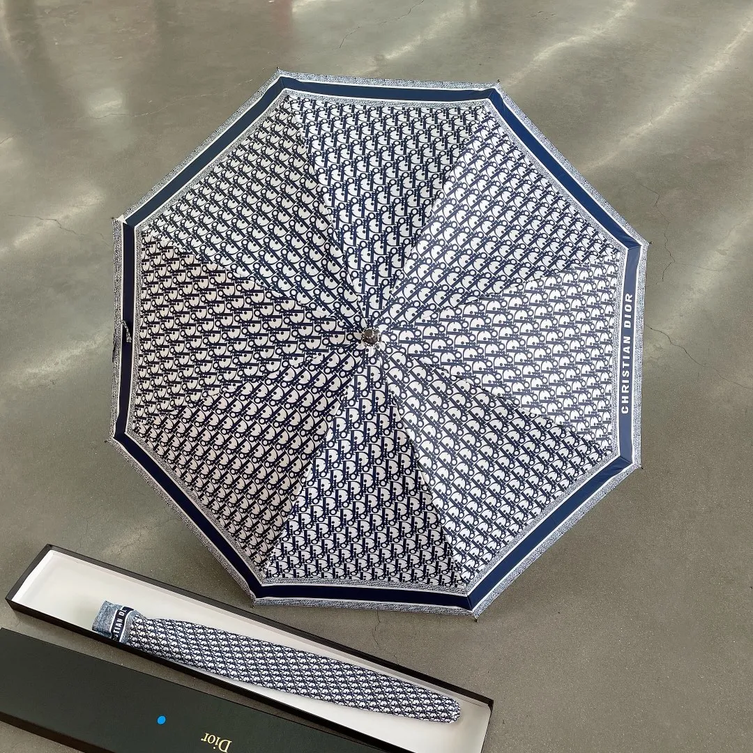 P160 Dior long umbrella is definitely a great benefit for consumers this year. A product not to be missed by Dior enthusiasts. Comes with high-end original packaging🔥🔥The same style as popular stars. Fully automatic one-click opening. Elegant solid wood handle. Luxurious and comfortable. Great grip. Alkaline-free fiber ribs have large-angle bending resistance. Very strong and flexible. Strong wind resistance. Unique pattern luxury highlights taste. Grand and exquisite. New coating technology umbrella cloth brings surprising shading effect. Better sun protection and heat insulation performance. Just flick it. The water-repellent effect is visible. The metal umbrella cap is integrated and more wear-resistant than plastic umbrella caps. It brings you higher specifications and better enjoyment. Comes with a gift box.