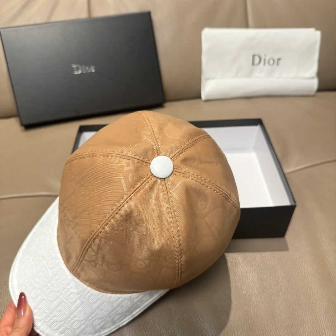 P90, Dior's new original baseball cap, Dior presbyopic leather, full of retro charm, 1:1 mold customization, original satin fabric + first-layer cowhide, pure cotton lining, light and breathable! The quality is great, the basic head circumference is 56cm, and the patch is adjustable.