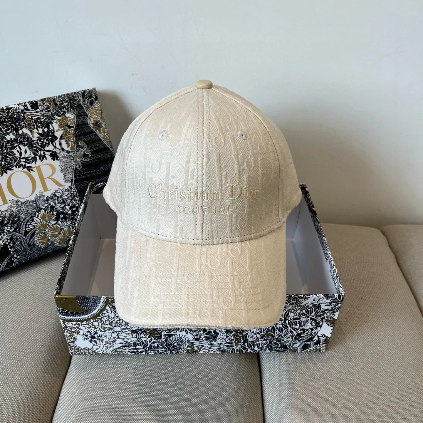 P60 [DIOR Dior] new popular simple baseball cap 🧢, new model shipped, big brand style is super easy to match, hurry up and get it!