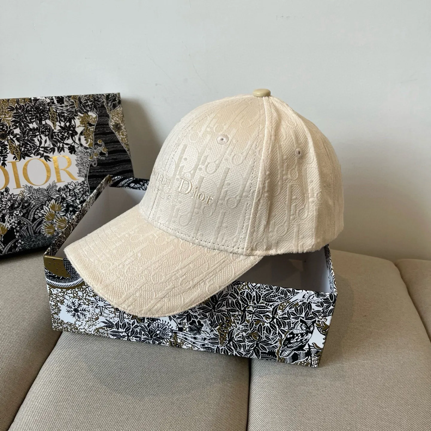 P60 [DIOR Dior] new popular simple baseball cap 🧢, new model shipped, big brand style is super easy to match, hurry up and get it!