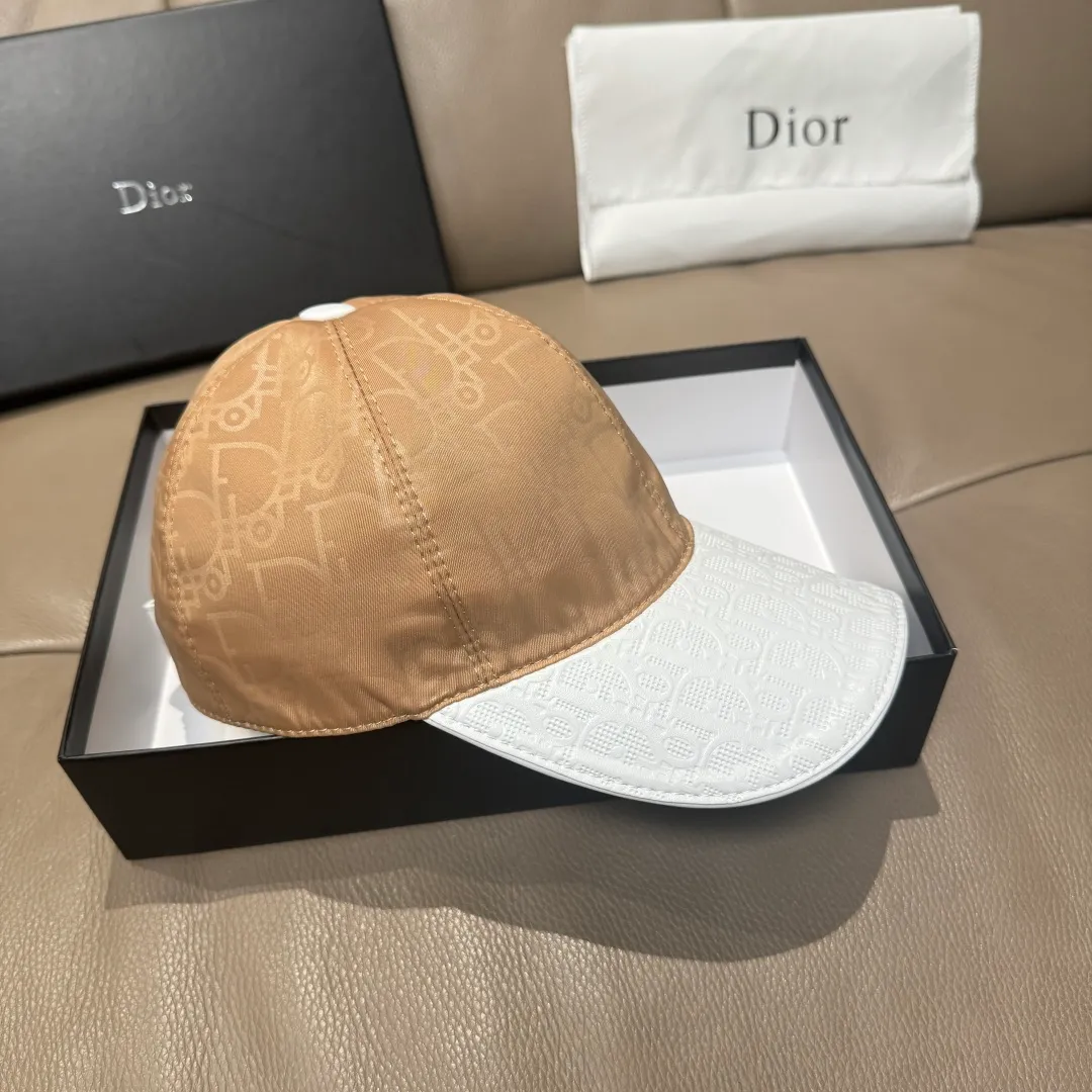P90, Dior's new original baseball cap, Dior presbyopic leather, full of retro charm, 1:1 mold customization, original satin fabric + first-layer cowhide, pure cotton lining, light and breathable! The quality is great, the basic head circumference is 56cm, and the patch is adjustable.