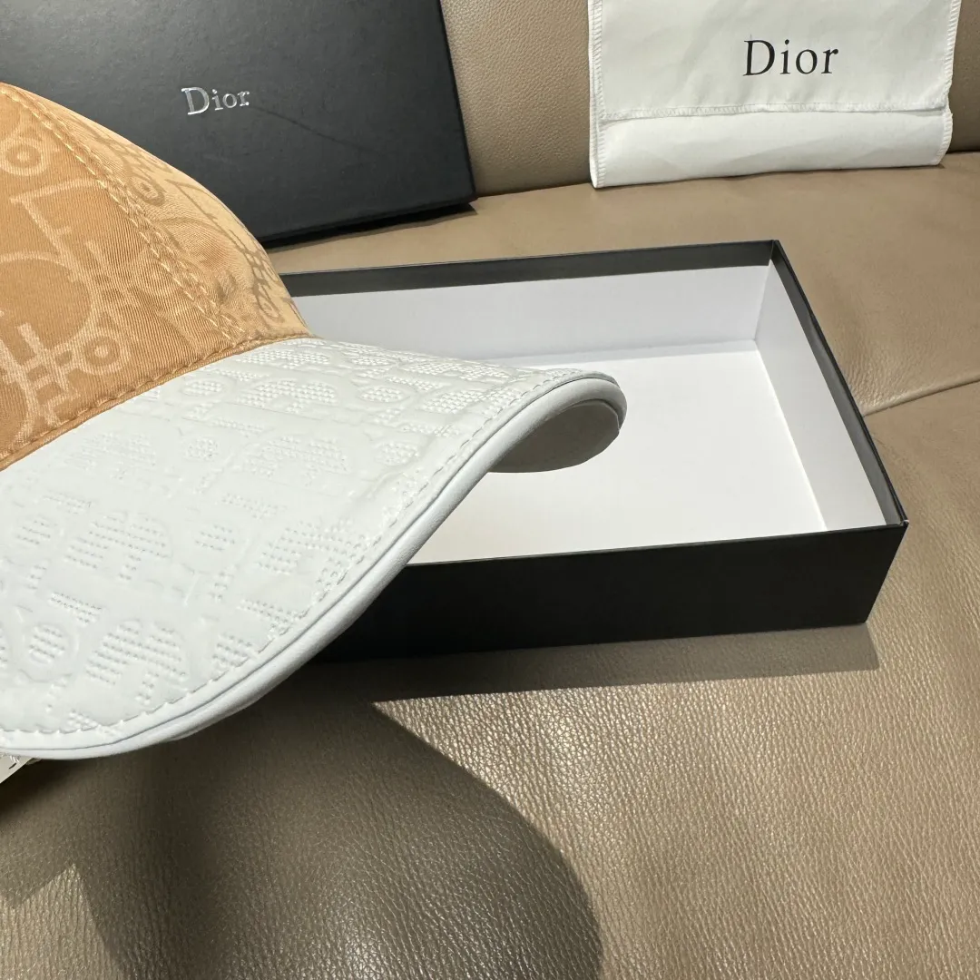 P90, Dior's new original baseball cap, Dior presbyopic leather, full of retro charm, 1:1 mold customization, original satin fabric + first-layer cowhide, pure cotton lining, light and breathable! The quality is great, the basic head circumference is 56cm, and the patch is adjustable.