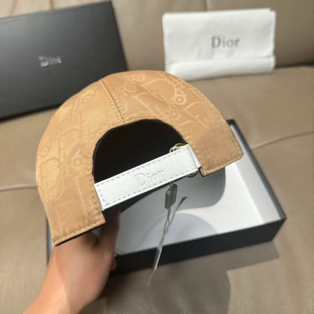 P90, Dior's new original baseball cap, Dior presbyopic leather, full of retro charm, 1:1 mold customization, original satin fabric + first-layer cowhide, pure cotton lining, light and breathable! The quality is great, the basic head circumference is 56cm, and the patch is adjustable.