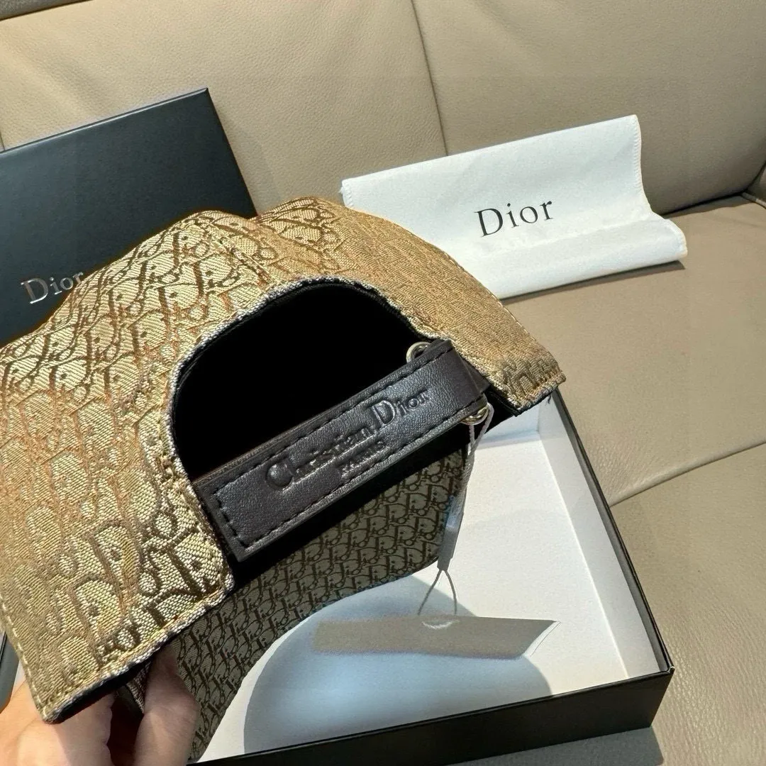 p90 New model shipped, Dior (Dior) new original baseball cap, Dior presbyopia, full of retro charm, popular out of stock at counters, 1:1 mold customization, original canvas fabric + first layer of cowhide, pure cotton lining, light and breathable! The quality is great, the basic head circumference is 56cm, and the patch is adjustable.