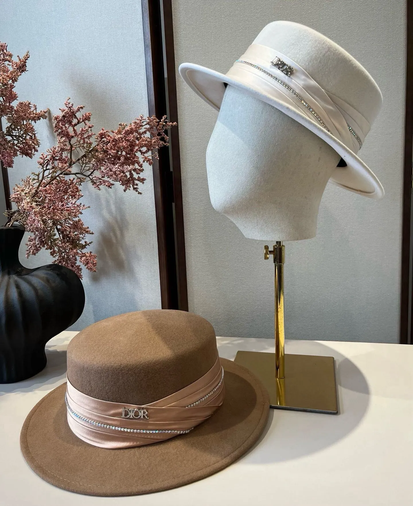 💰220¥ White Dior new wool top hat, flat top hat, 100% wool fabric 🦙%, head circumference 57cm