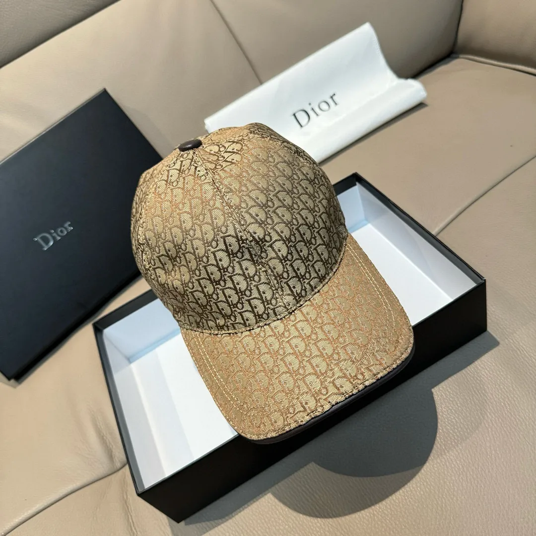 p90 New model shipped, Dior (Dior) new original baseball cap, Dior presbyopia, full of retro charm, popular out of stock at counters, 1:1 mold customization, original canvas fabric + first layer of cowhide, pure cotton lining, light and breathable! The quality is great, the basic head circumference is 56cm, and the patch is adjustable.