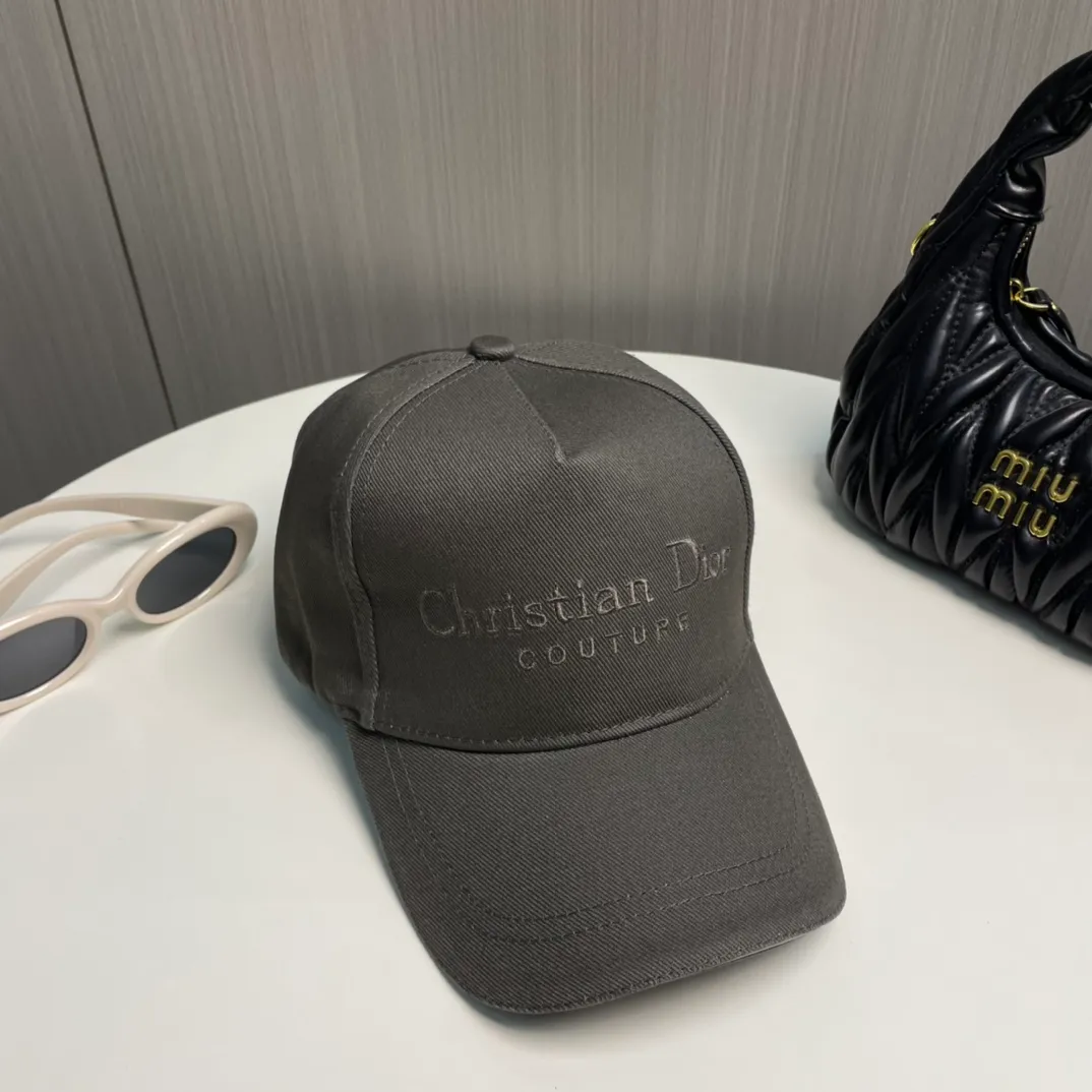 P66 💛 Comes with dust bag [DIOR Dior] New counter synchronous embroidery simple baseball cap, hot style, synchronized with big brands, super easy to match, shipped!