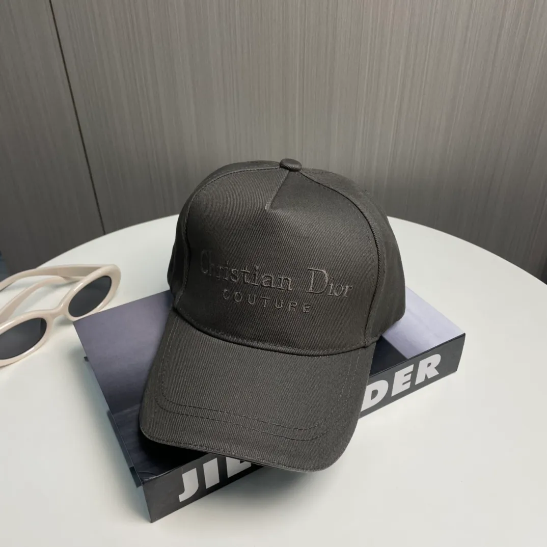 P66 💛 Comes with dust bag [DIOR Dior] New counter synchronous embroidery simple baseball cap, hot style, synchronized with big brands, super easy to match, shipped!