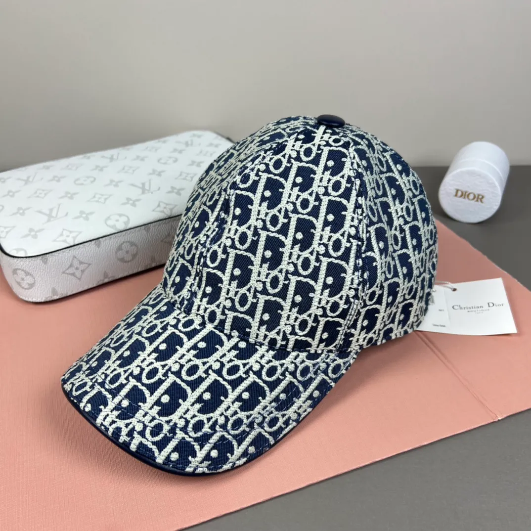 120💰Dior (Dior) new original baseball cap, Dior presbyopia, full of retro charm, popular out of stock at counters, 1:1 mold customization, original canvas fabric + first layer of cowhide, pure cotton lining, light and breathable! The quality is great, the basic head circumference is 56cm, and the patch is adjustable.