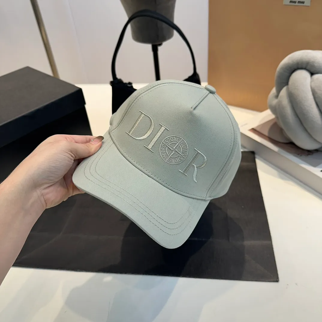 P56 DIOR Dior co-branded new counter synchronously embroidered simple baseball cap, hot style, synchronized with big brands, super easy to match, shipped!