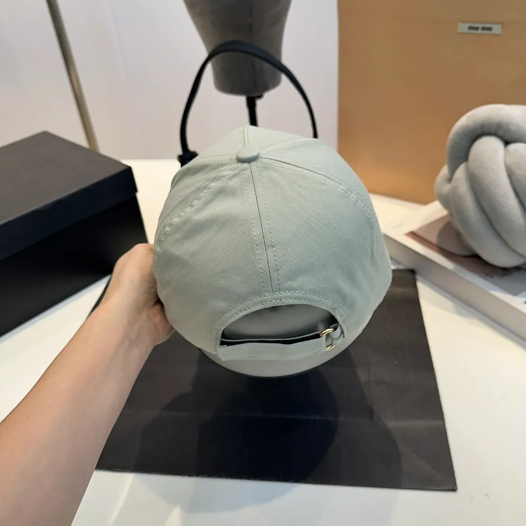 P56 DIOR Dior co-branded new counter synchronously embroidered simple baseball cap, hot style, synchronized with big brands, super easy to match, shipped!