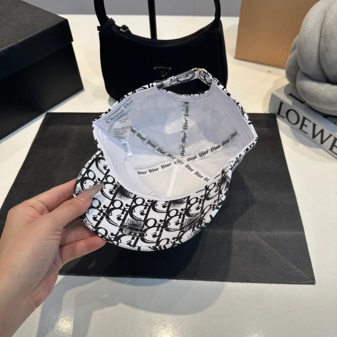 P56 DIOR Dior's new popular simple baseball cap 🧢, new model shipped, big brand style is super easy to match, hurry up and get it!