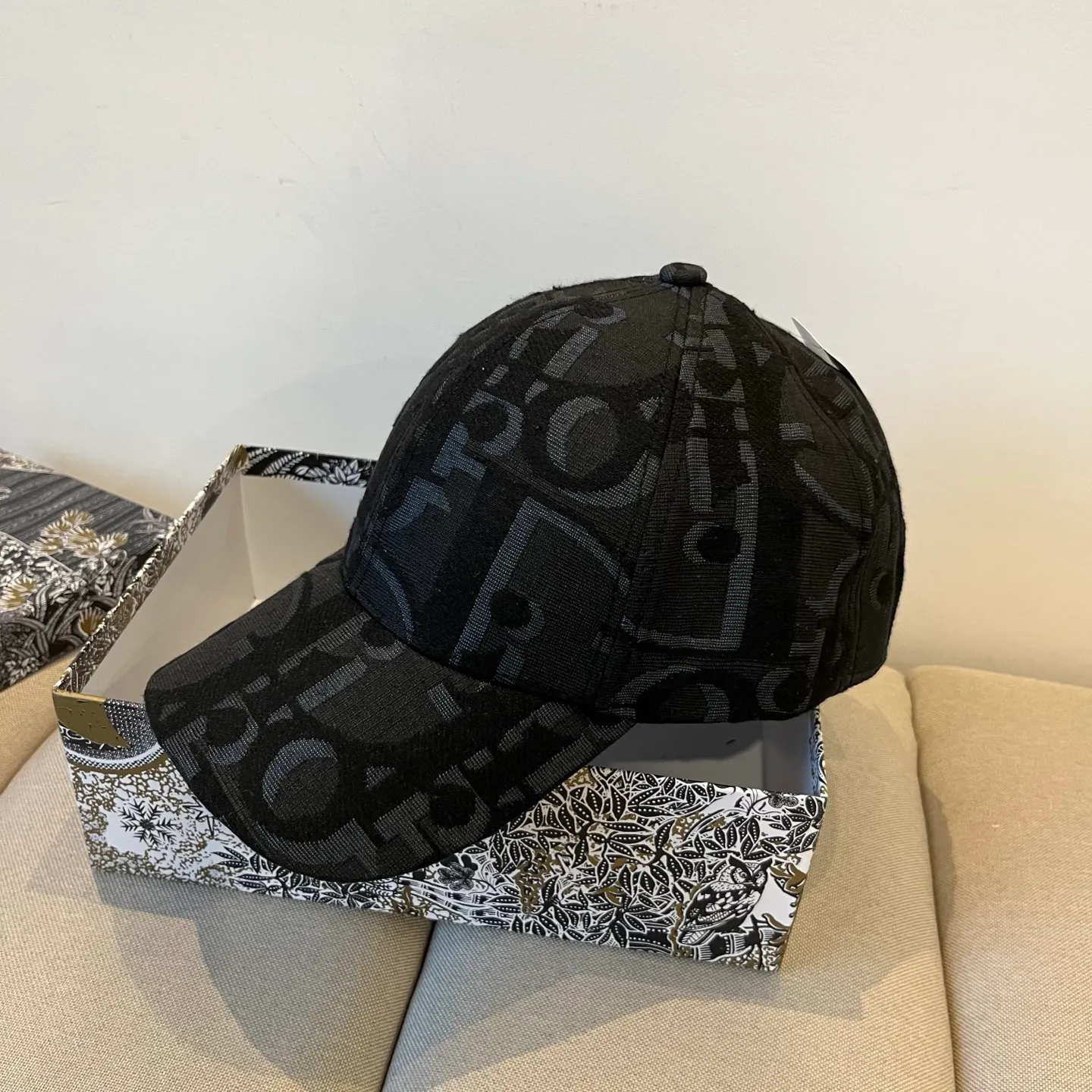 P60 [DIOR Dior] new popular simple baseball cap 🧢, new model shipped, big brand style is super easy to match, hurry up and get it!