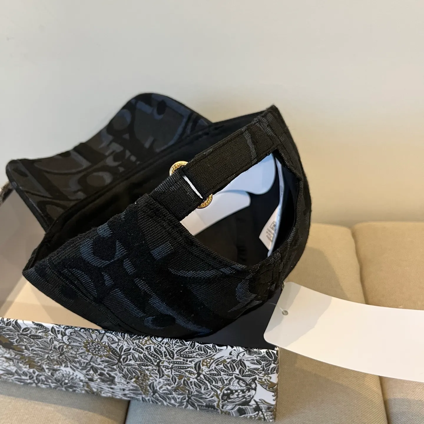 P60 [DIOR Dior] new popular simple baseball cap 🧢, new model shipped, big brand style is super easy to match, hurry up and get it!