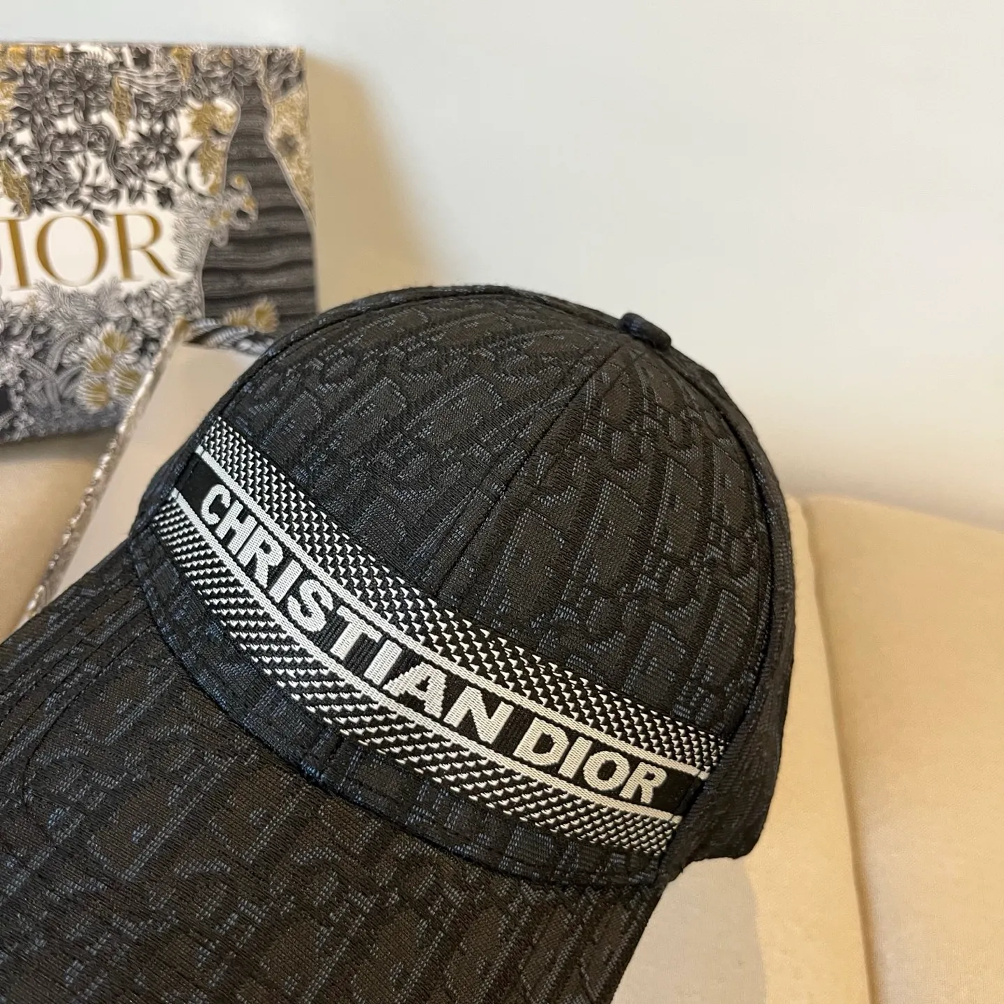P60 [DIOR Dior] new popular simple baseball cap 🧢, new model shipped, big brand style is super easy to match, hurry up and get it!