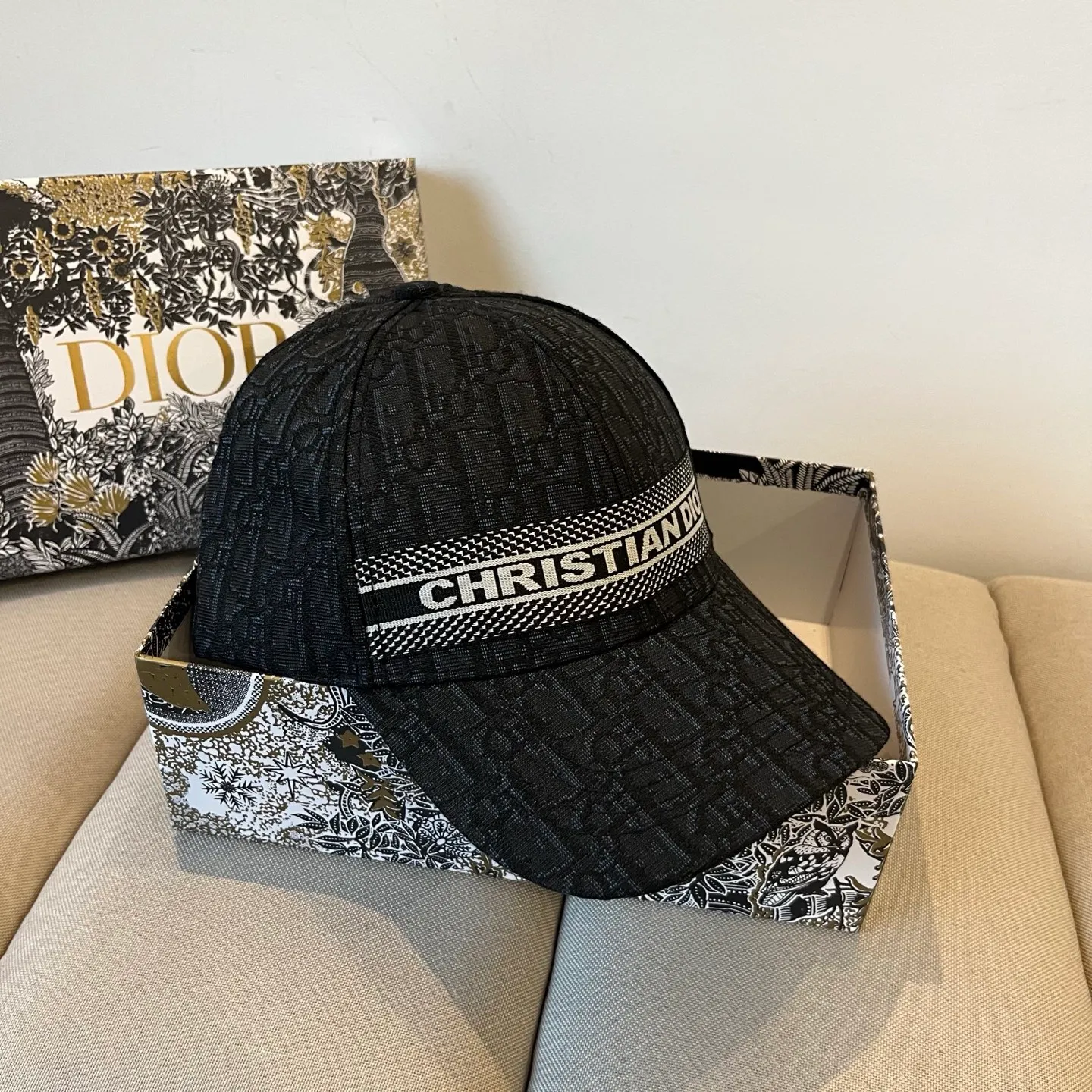P60 [DIOR Dior] new popular simple baseball cap 🧢, new model shipped, big brand style is super easy to match, hurry up and get it!