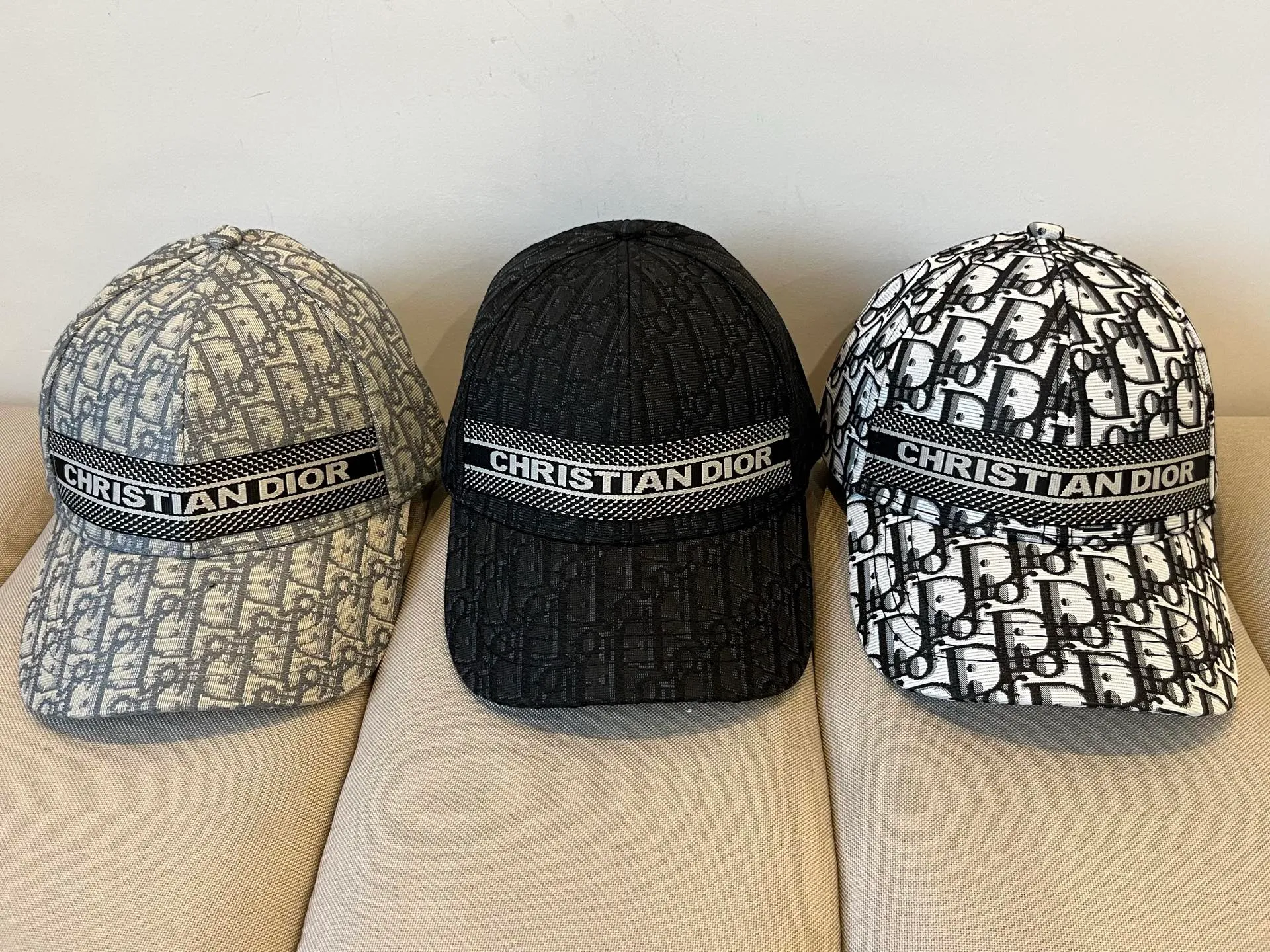 P60 [DIOR Dior] new popular simple baseball cap 🧢, new model shipped, big brand style is super easy to match, hurry up and get it!