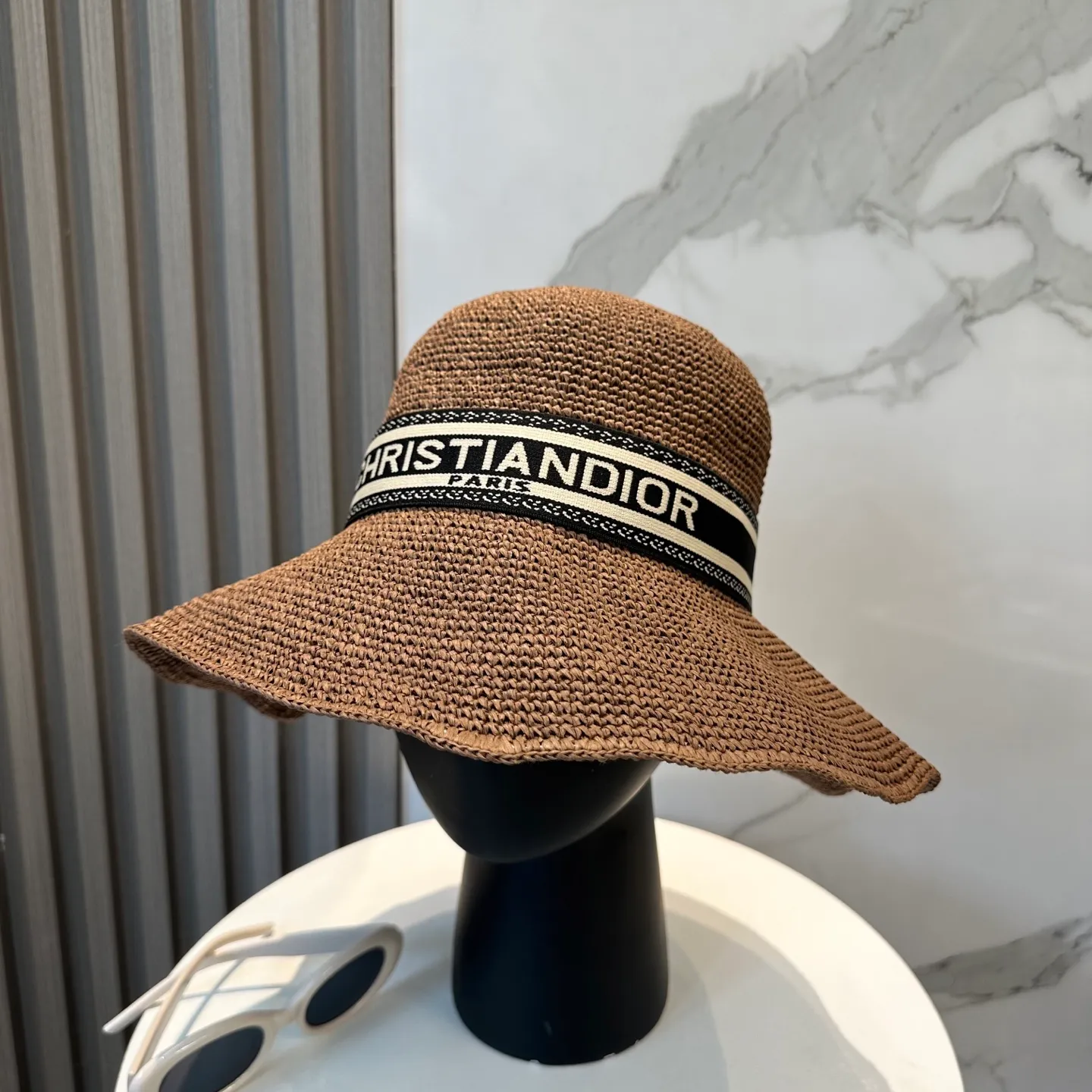 P86 Dior sun protection fisherman hat is made of high density, a super tasteful hat that shows off your face and is small ~ your first choice for travel! The hat is super beautiful in shape and color, lightweight and foldable! A must-have for little fairies🧚Head circumference 57cm