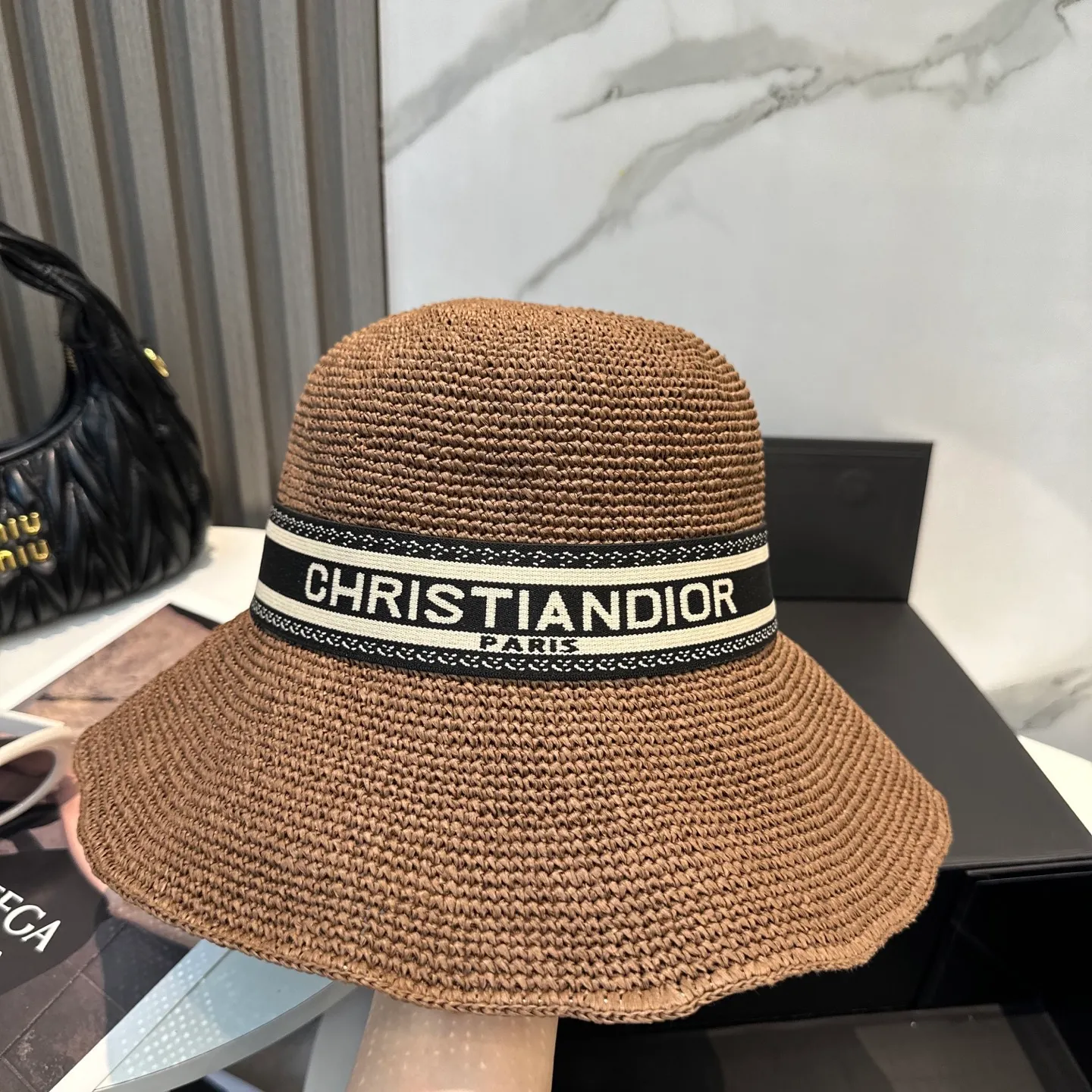 P86 Dior sun protection fisherman hat is made of high density, a super tasteful hat that shows off your face and is small ~ your first choice for travel! The hat is super beautiful in shape and color, lightweight and foldable! A must-have for little fairies🧚Head circumference 57cm
