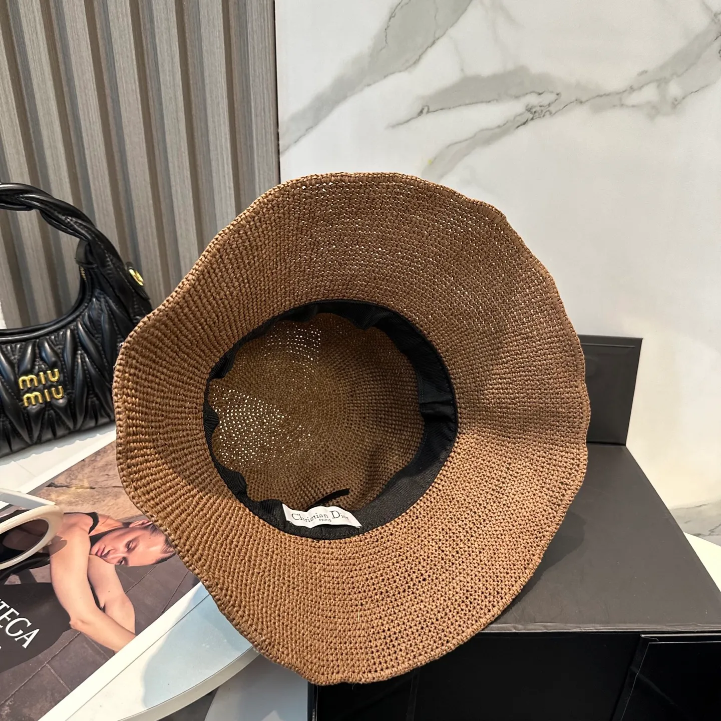 P86 Dior sun protection fisherman hat is made of high density, a super tasteful hat that shows off your face and is small ~ your first choice for travel! The hat is super beautiful in shape and color, lightweight and foldable! A must-have for little fairies🧚Head circumference 57cm