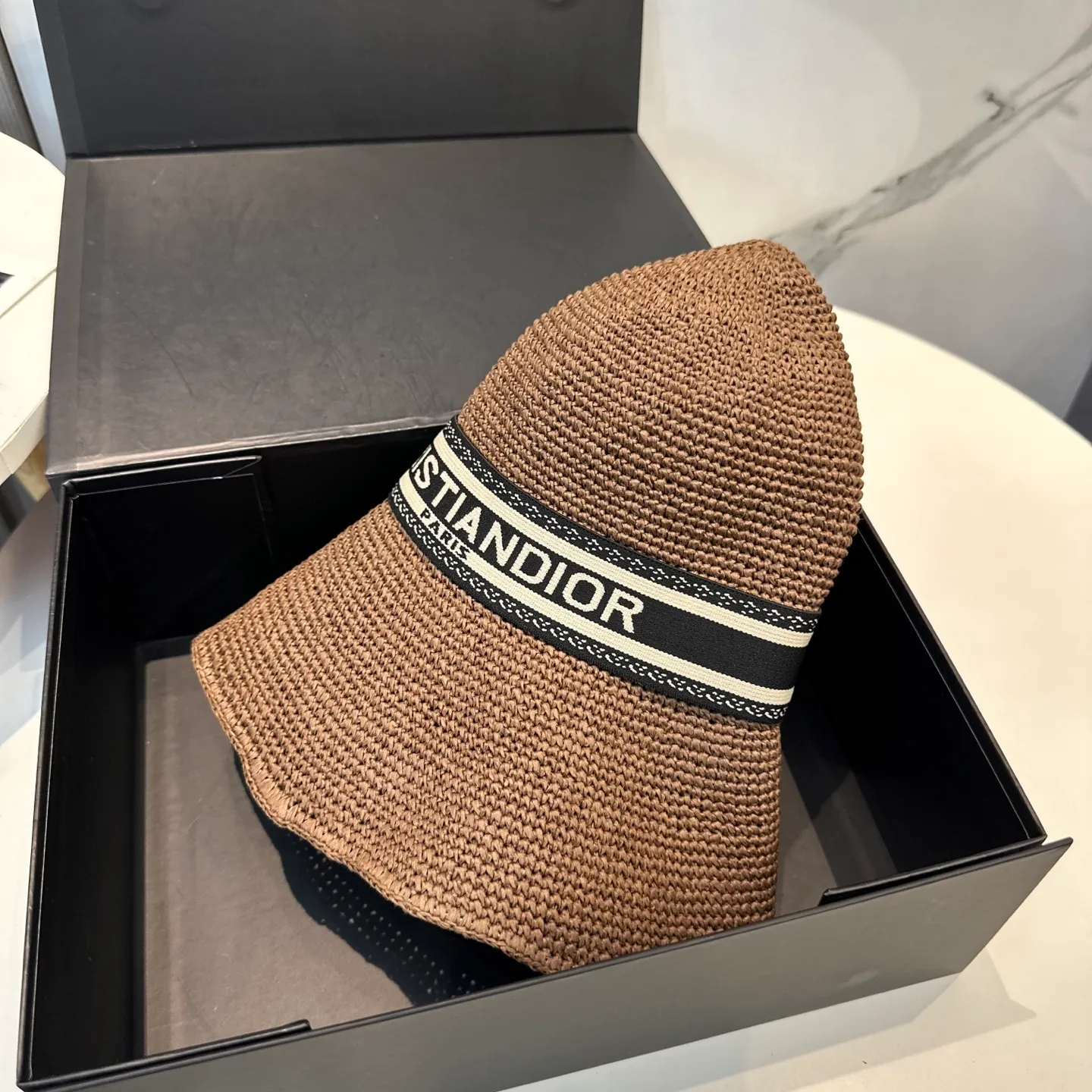 P86 Dior sun protection fisherman hat is made of high density, a super tasteful hat that shows off your face and is small ~ your first choice for travel! The hat is super beautiful in shape and color, lightweight and foldable! A must-have for little fairies🧚Head circumference 57cm