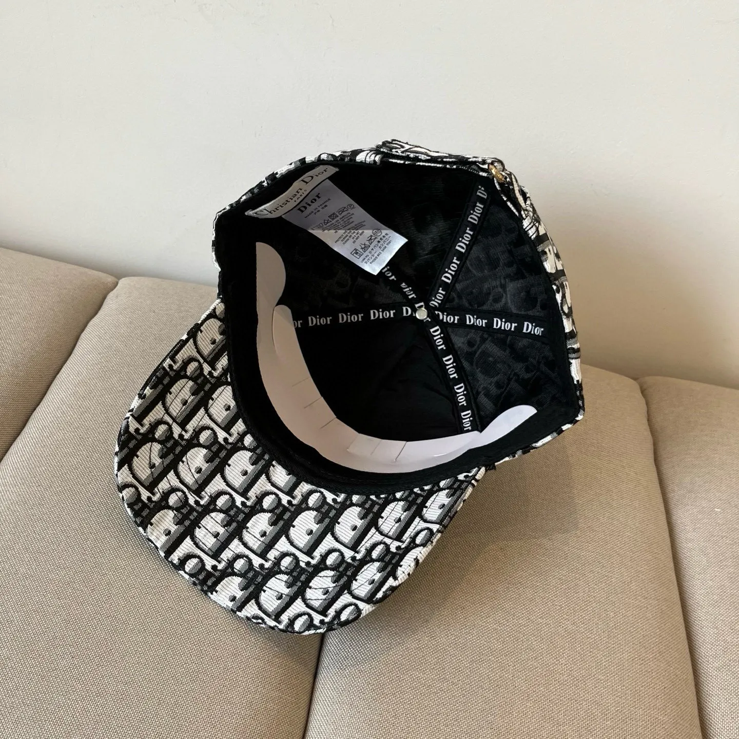 P60 [DIOR Dior] new popular simple baseball cap 🧢, new model shipped, big brand style is super easy to match, hurry up and get it!