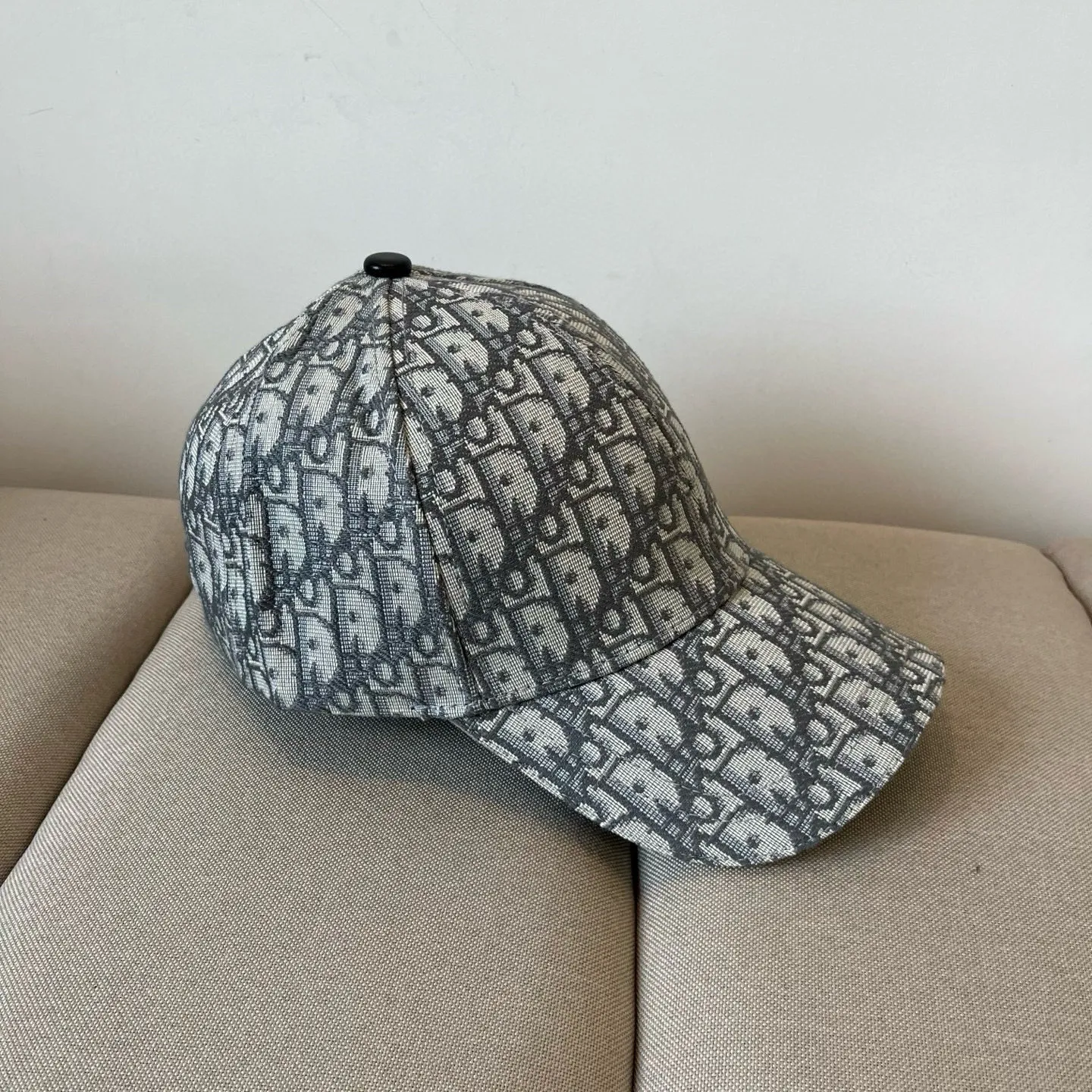 P60 [DIOR Dior] new popular simple baseball cap 🧢, new model shipped, big brand style is super easy to match, hurry up and get it!