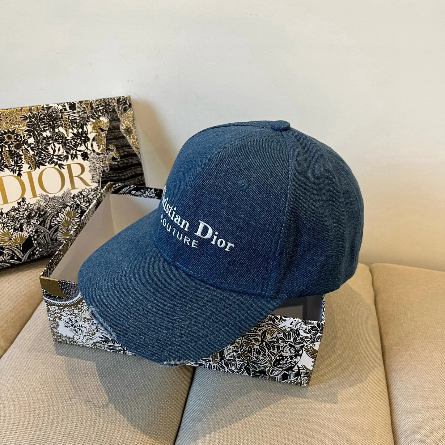 P60 [DIOR Dior] new popular simple baseball cap 🧢, new model shipped, big brand style is super easy to match, hurry up and get it!