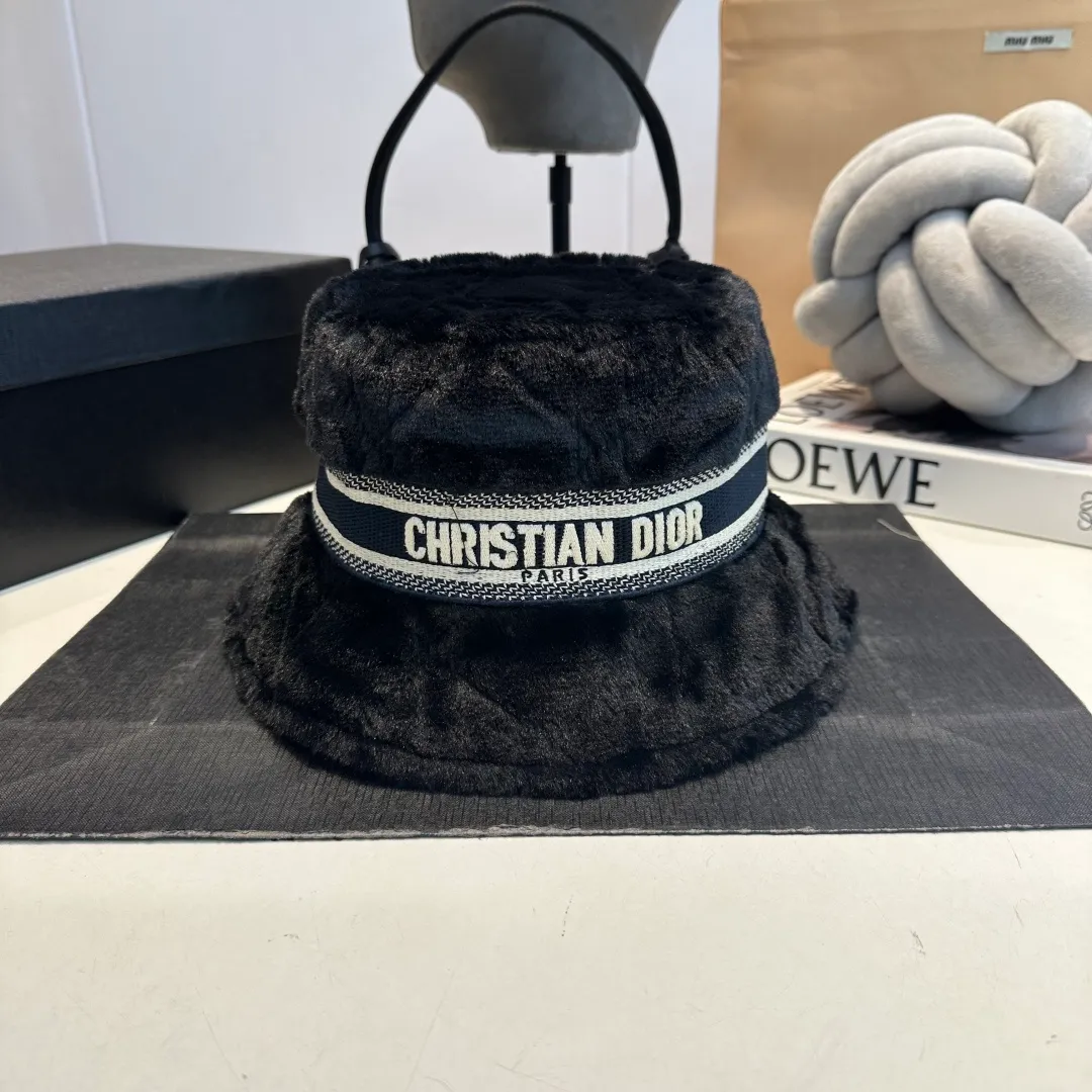 P70 Dior's new fisherman's hat with lettering and webbing. Super socialite. The deeper hat shape makes it more elegant. This season's hot item! Material: 100% cotton Head circumference: 57cm