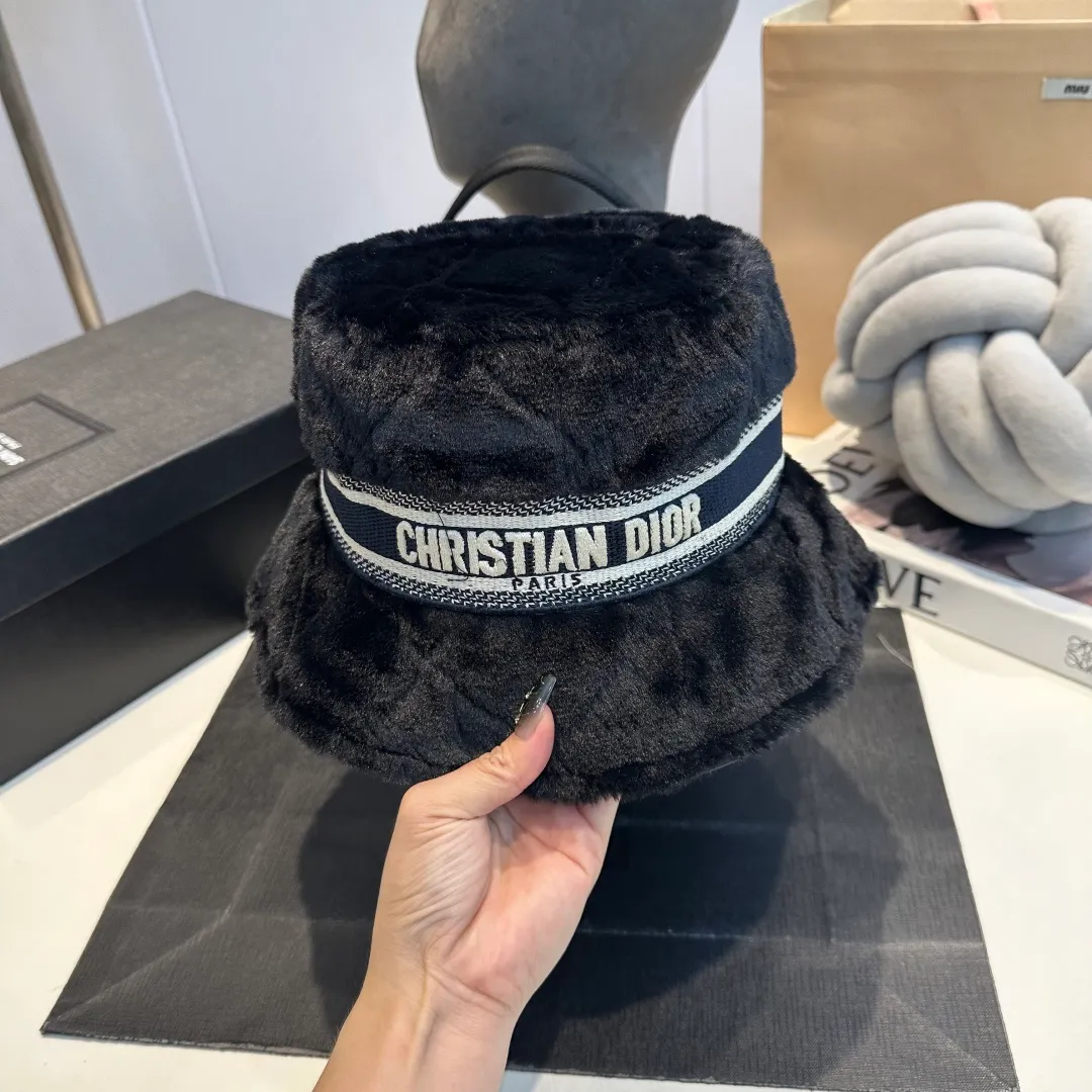 P70 Dior's new fisherman's hat with lettering and webbing. Super socialite. The deeper hat shape makes it more elegant. This season's hot item! Material: 100% cotton Head circumference: 57cm