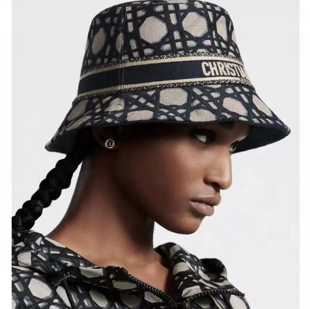 Empty Top P60 Bucket Hat P70 [DIOR Dior] The new trend is simple and empty top, the new bucket hat is shipped, the big brand style is super easy to match, hurry up and get it!