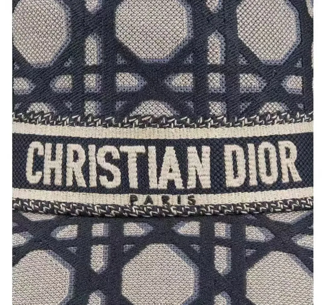 Empty Top P60 Bucket Hat P70 [DIOR Dior] The new trend is simple and empty top, the new bucket hat is shipped, the big brand style is super easy to match, hurry up and get it!