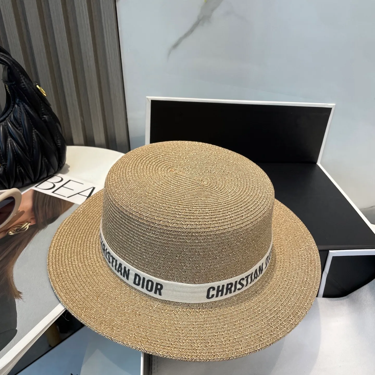 P60 Dior flat-top straw hat is versatile and does not matter the face shape. The flat brim does not block the line of sight. It is more practical. It is easy to wear for daily use and travel. It has an Instagram style and is particularly photogenic. It has an adjustment strap inside.