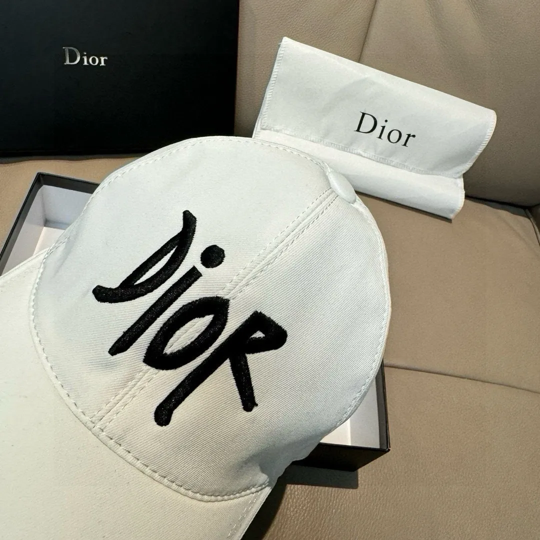 Batch 90, Dior's new original baseball cap, Dior embroidery, the same style as the Internet celebrity, 1:1 mold customization, pure cotton fabric + first layer of cowhide, pure cotton lining, light and breathable! The quality is great, the basic head circumference is 56cm, and the patch is adjustable.