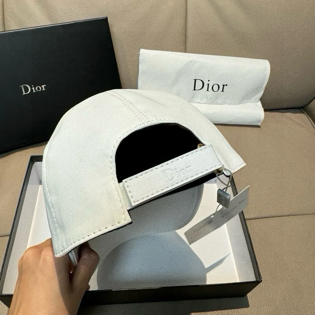 Batch 90, Dior's new original baseball cap, Dior embroidery, the same style as the Internet celebrity, 1:1 mold customization, pure cotton fabric + first layer of cowhide, pure cotton lining, light and breathable! The quality is great, the basic head circumference is 56cm, and the patch is adjustable.