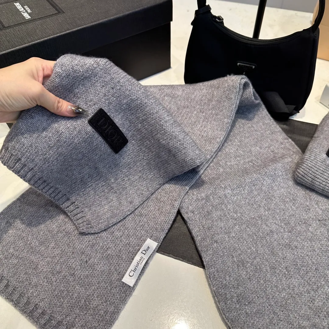 P150 Dior official website latest wool knitted hat + scarf + gloves set original order. Very soft and skin-friendly, very elastic 💓 Textured and very versatile style ~ Warm cashmere woolen hat, one size fits all and elastic ~ Unisex, can be worn by any head size. Really recommended