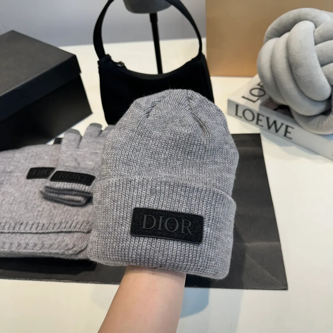 P150 Dior official website latest wool knitted hat + scarf + gloves set original order. Very soft and skin-friendly, very elastic 💓 Textured and very versatile style ~ Warm cashmere woolen hat, one size fits all and elastic ~ Unisex, can be worn by any head size. Really recommended