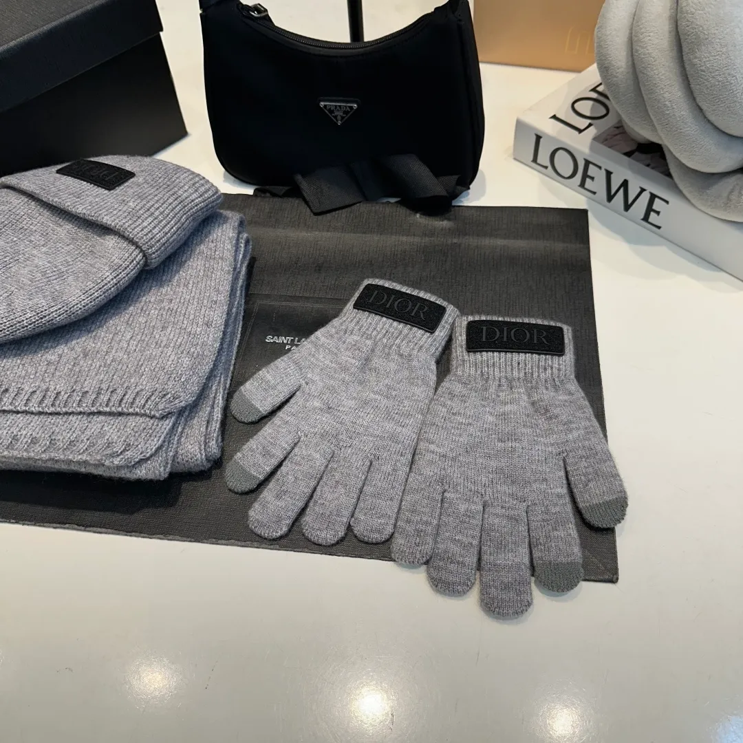 P150 Dior official website latest wool knitted hat + scarf + gloves set original order. Very soft and skin-friendly, very elastic 💓 Textured and very versatile style ~ Warm cashmere woolen hat, one size fits all and elastic ~ Unisex, can be worn by any head size. Really recommended