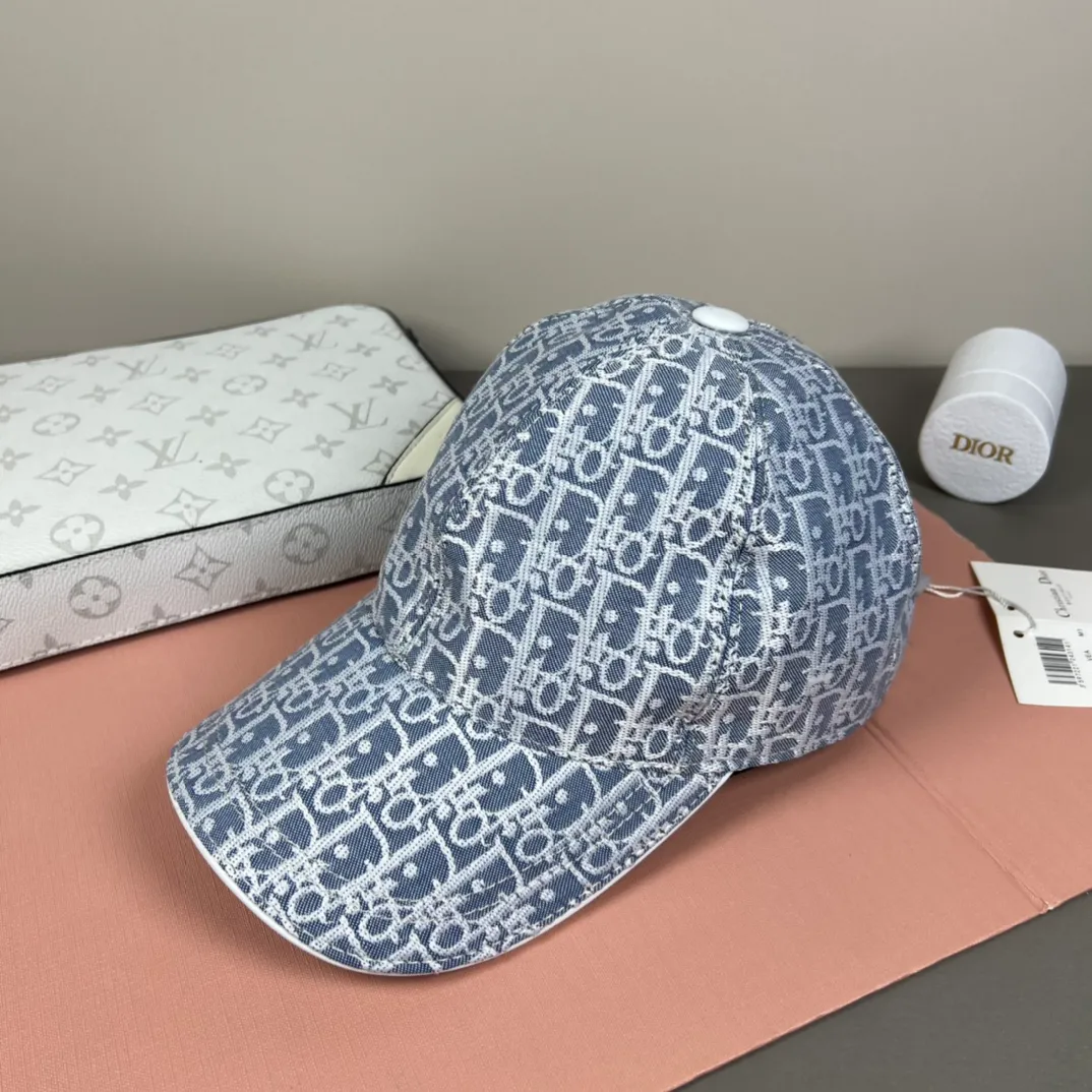 120💰Dior (Dior) new original baseball cap, Dior presbyopia, full of retro charm, popular out of stock at counters, 1:1 mold customization, original canvas fabric + first layer of cowhide, pure cotton lining, light and breathable! The quality is great, the basic head circumference is 56cm, and the patch is adjustable.