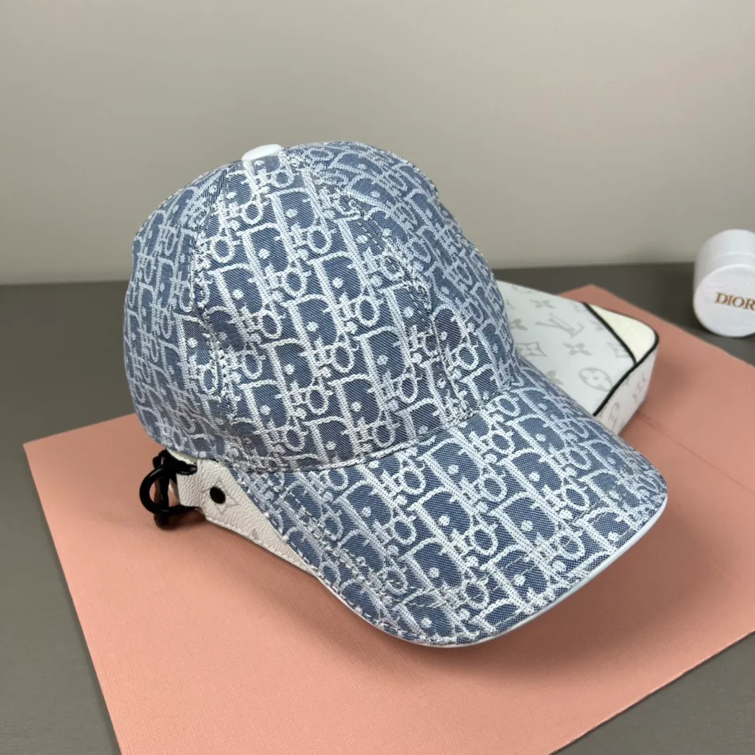 120💰Dior (Dior) new original baseball cap, Dior presbyopia, full of retro charm, popular out of stock at counters, 1:1 mold customization, original canvas fabric + first layer of cowhide, pure cotton lining, light and breathable! The quality is great, the basic head circumference is 56cm, and the patch is adjustable.