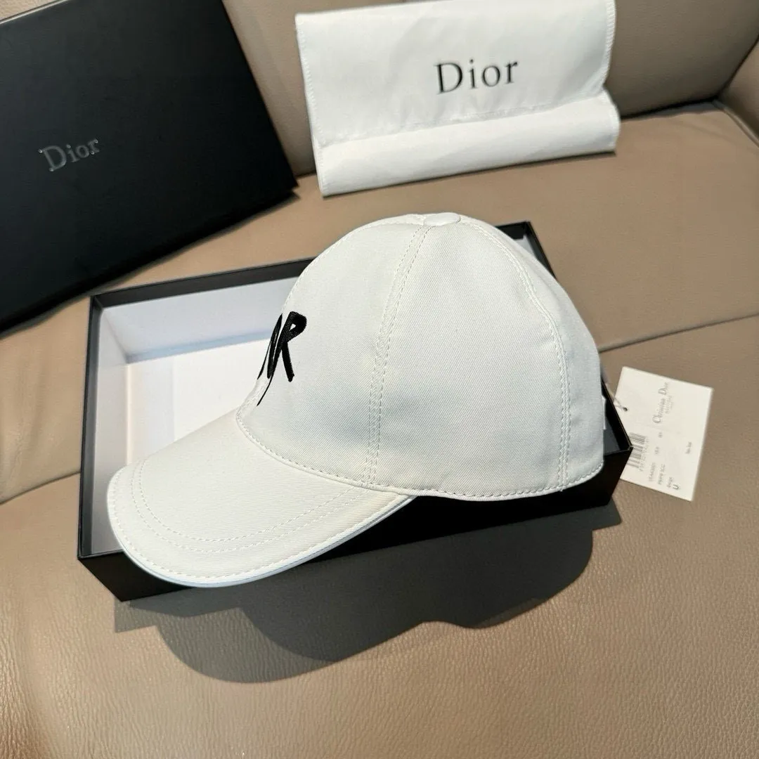 P90, Dior's new original baseball cap, Dior embroidery, the same style as the Internet celebrity, 1:1 mold customization, pure cotton fabric + first layer of cowhide, pure cotton lining, light and breathable! The quality is great, the basic head circumference is 56cm, and the patch is adjustable.