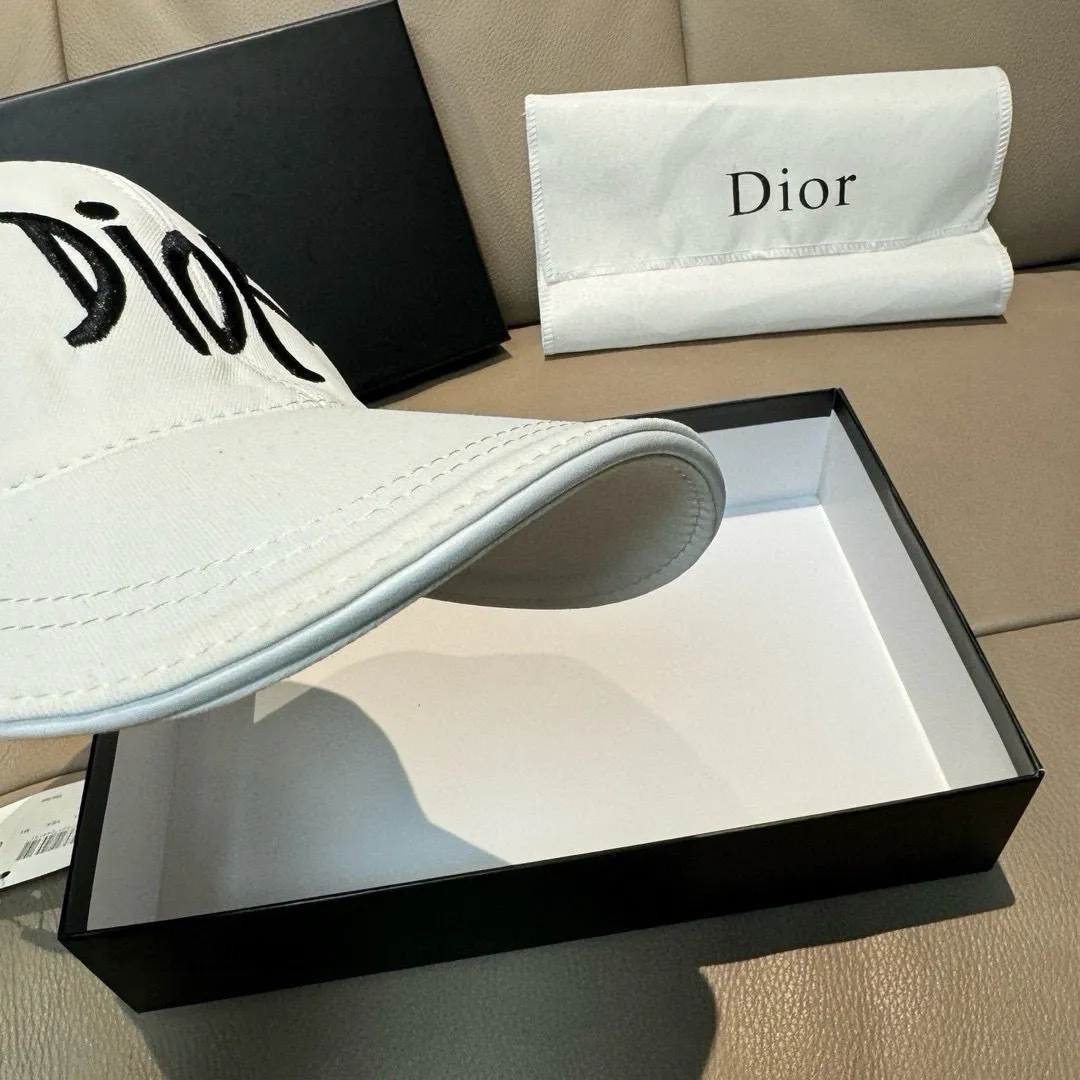 P90, Dior's new original baseball cap, Dior embroidery, the same style as the Internet celebrity, 1:1 mold customization, pure cotton fabric + first layer of cowhide, pure cotton lining, light and breathable! The quality is great, the basic head circumference is 56cm, and the patch is adjustable.