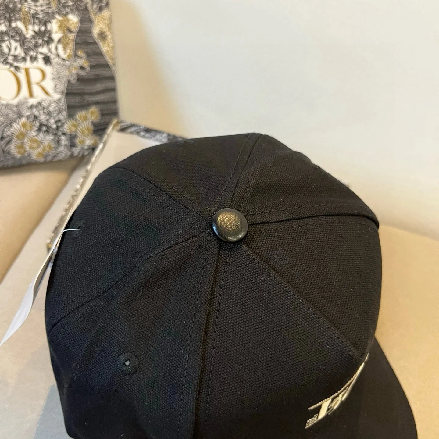 P60 [DIOR Dior] new popular simple baseball cap 🧢, new model shipped, big brand style is super easy to match, hurry up and get it!