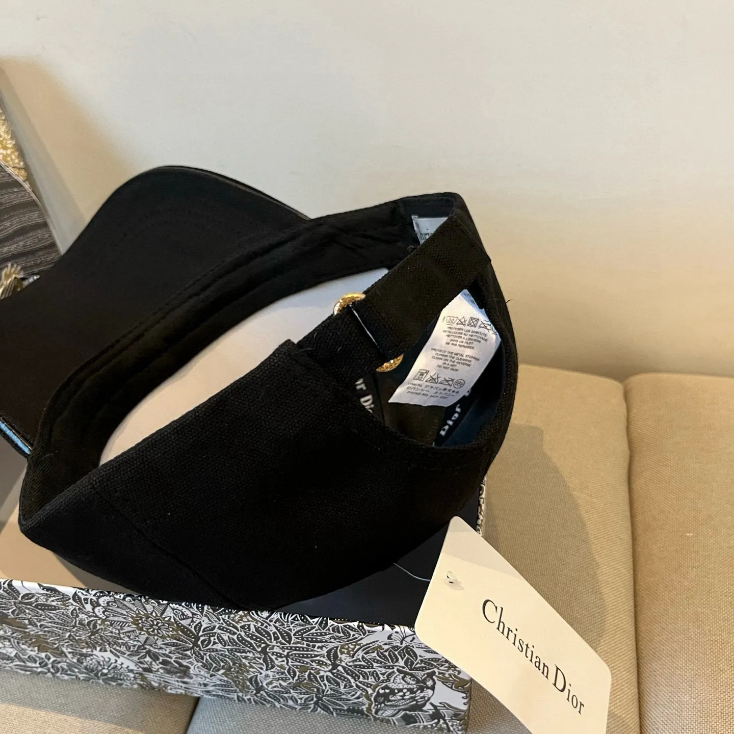 P60 [DIOR Dior] new popular simple baseball cap 🧢, new model shipped, big brand style is super easy to match, hurry up and get it!