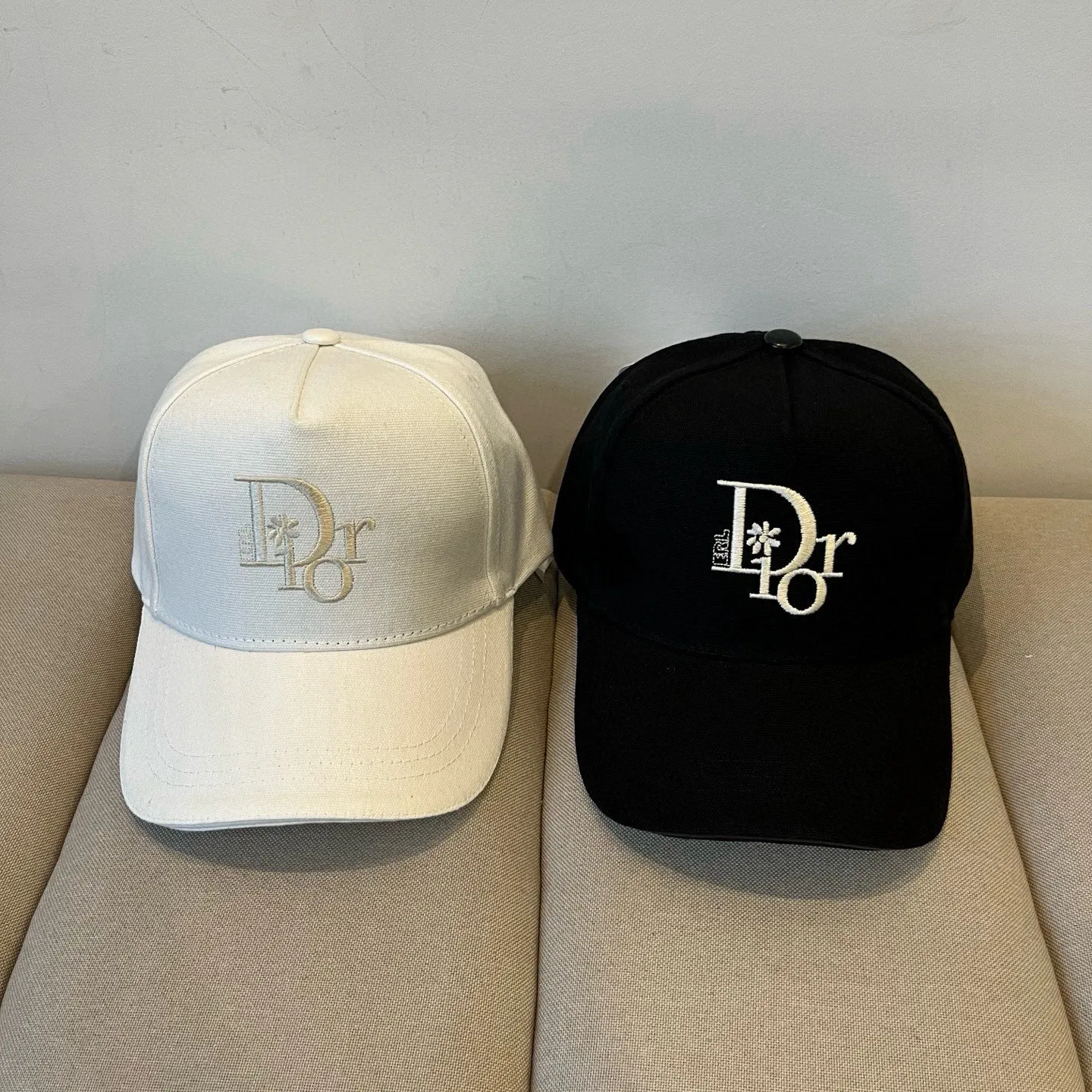 P60 [DIOR Dior] new popular simple baseball cap 🧢, new model shipped, big brand style is super easy to match, hurry up and get it!