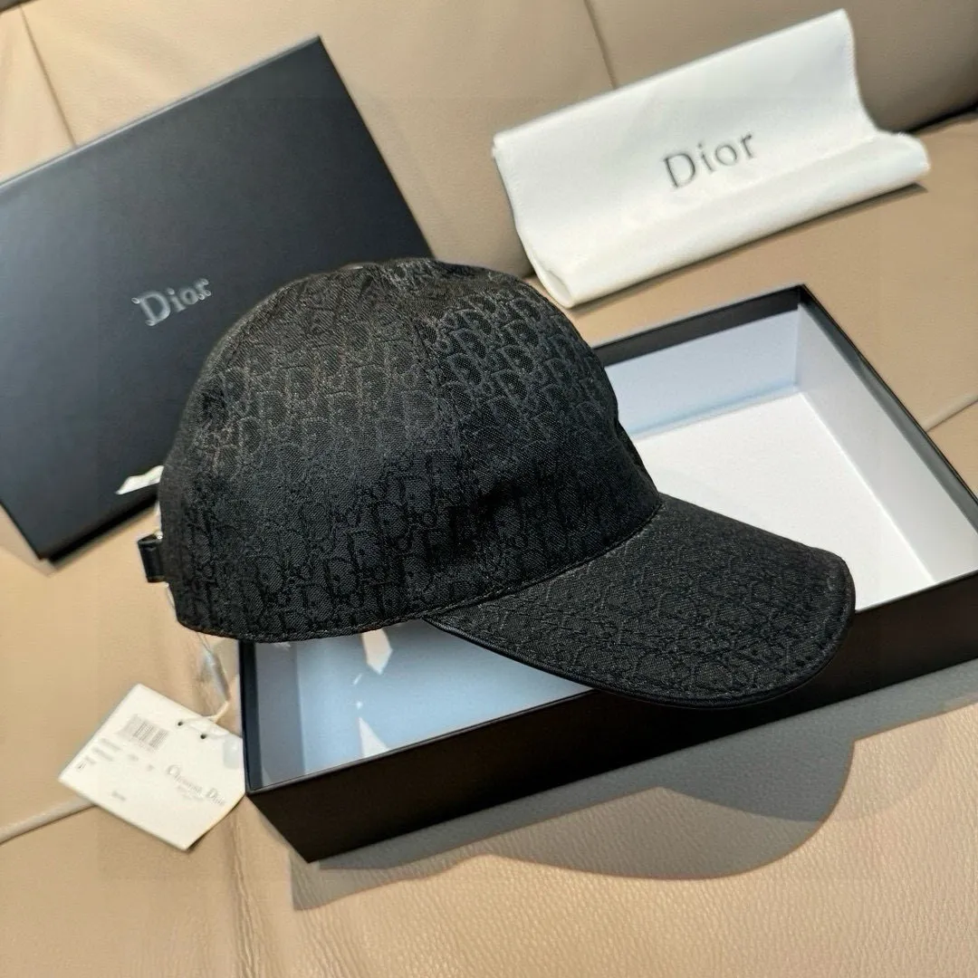 p90 New model shipped, Dior (Dior) new original baseball cap, Dior presbyopia, full of retro charm, popular out of stock at counters, 1:1 mold customization, original canvas fabric + first layer of cowhide, pure cotton lining, light and breathable! The quality is great, the basic head circumference is 56cm, and the patch is adjustable.